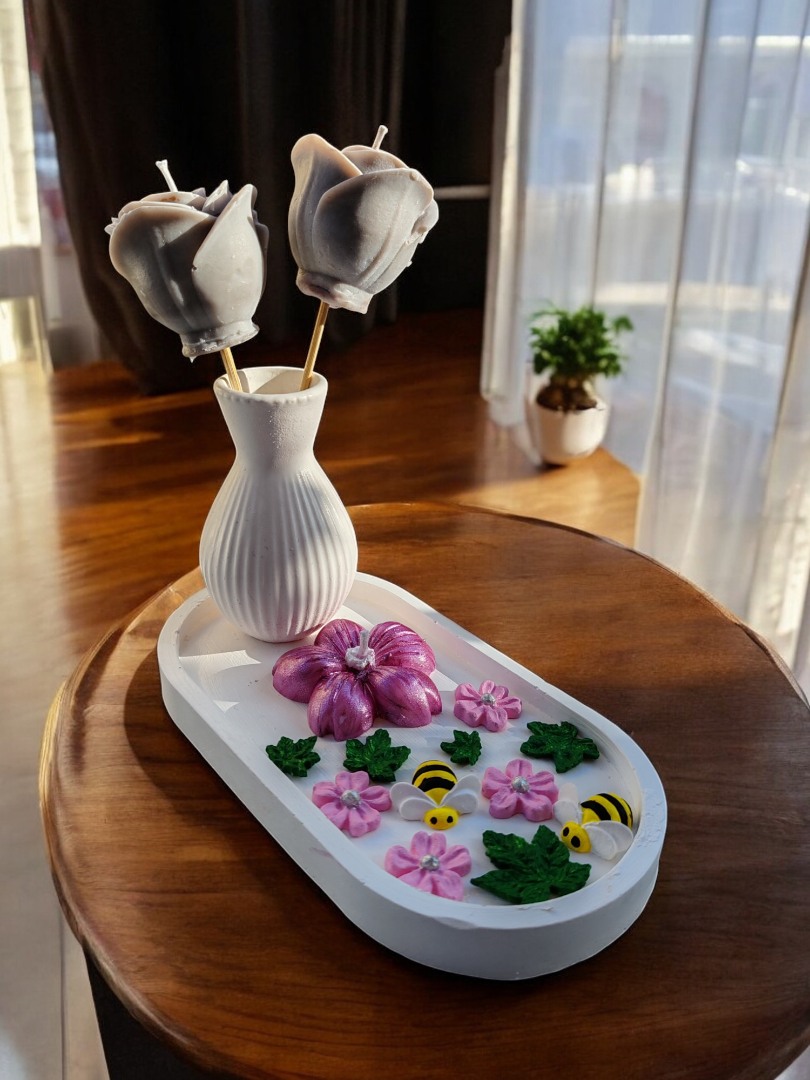 'Bahar Perisi'nin Bahçesi' Set - (Sunumluklu Vazoda Tasarım Gül Mum & Kiraz Çiçeği Mum & Arı-Çiçek-Yaprak Obje Set)