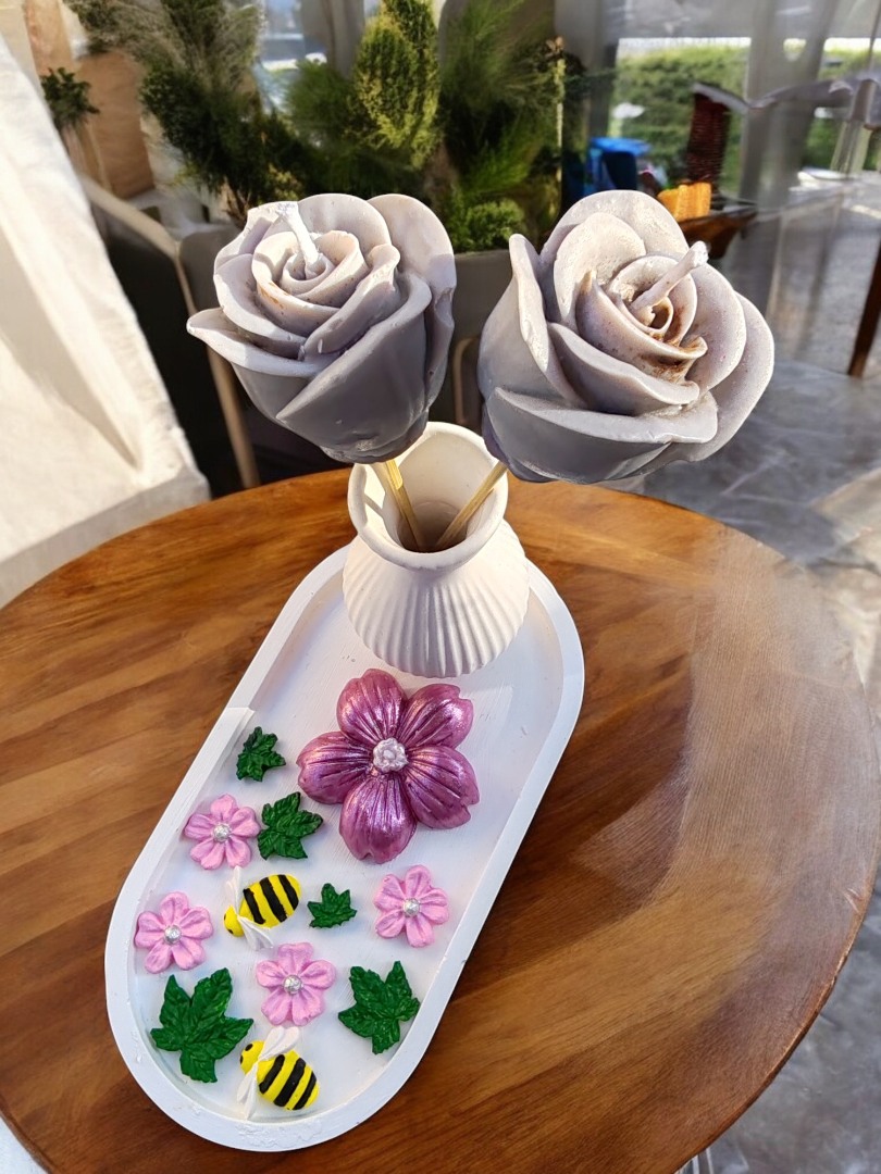 'Bahar Perisi'nin Bahçesi' Set - (Sunumluklu Vazoda Tasarım Gül Mum & Kiraz Çiçeği Mum & Arı-Çiçek-Yaprak Obje Set)