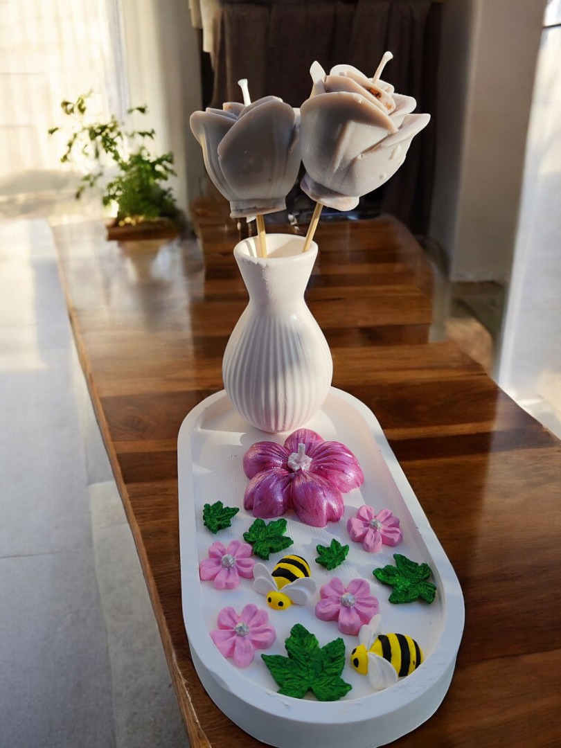 'Bahar Perisi'nin Bahçesi' Set - (Sunumluklu Vazoda Tasarım Gül Mum & Kiraz Çiçeği Mum & Arı-Çiçek-Yaprak Obje Set)