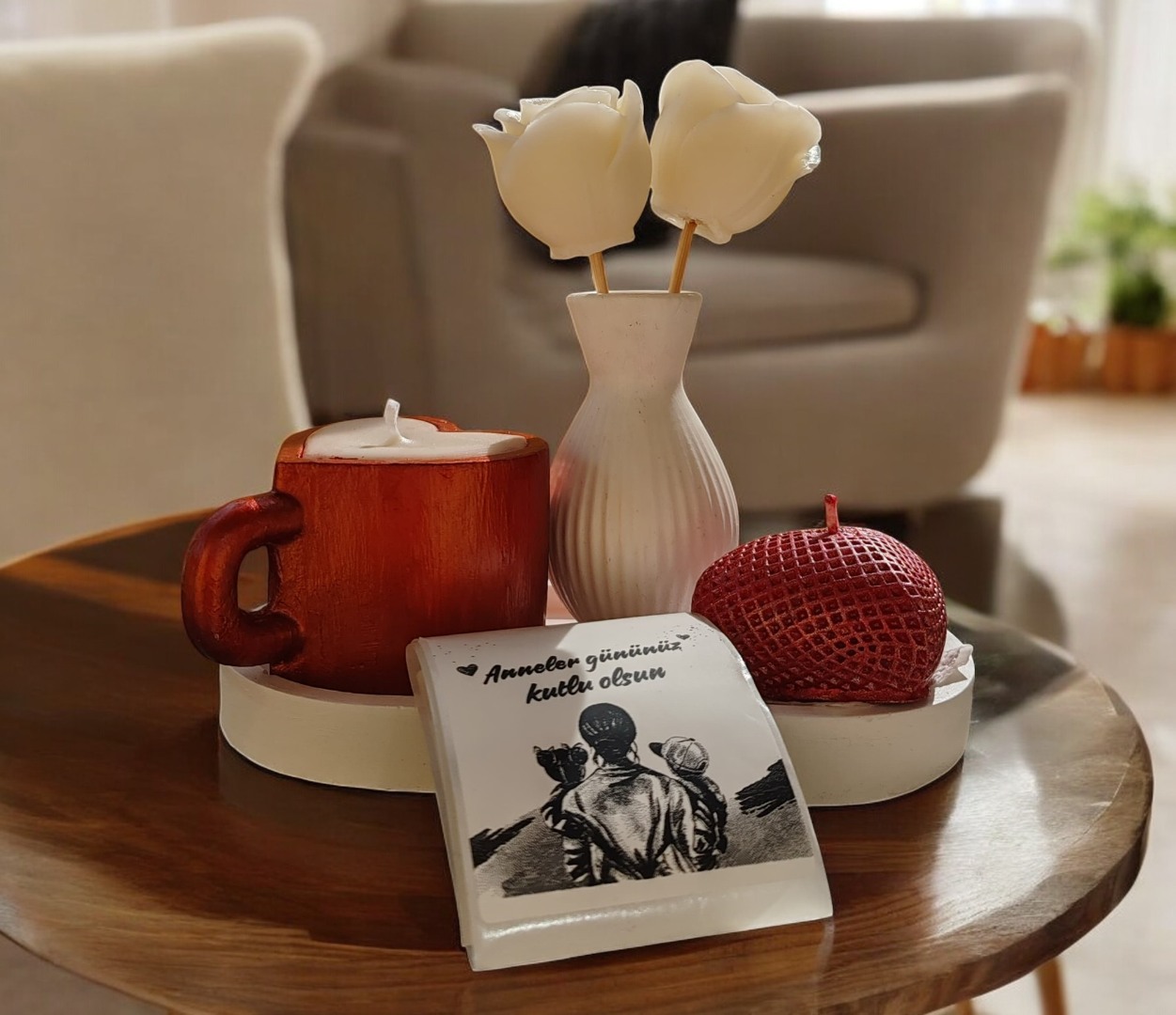 ANNELER GÜNÜNE ÖZEL HEDİYELİK SET- ( Sunumluklu Kalpli Kupa Mum- Vazoda Tasarım Gül Sabun- Kalp Mum Set)