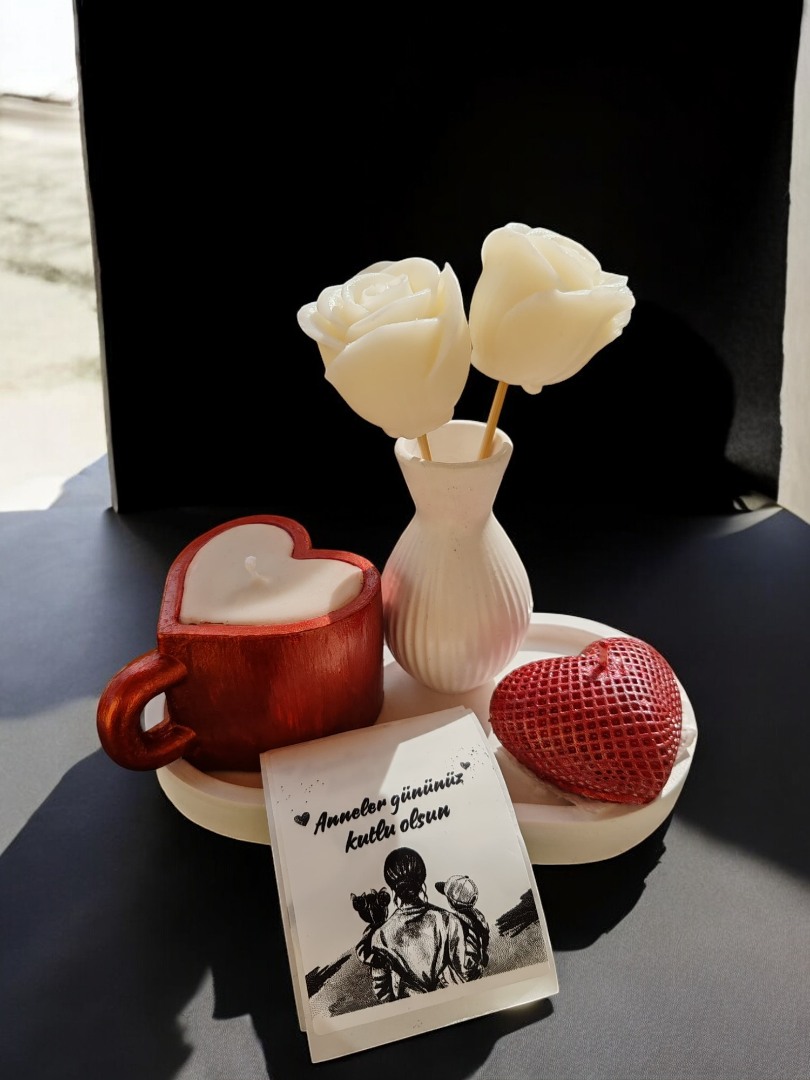 ANNELER GÜNÜNE ÖZEL HEDİYELİK SET- ( Sunumluklu Kalpli Kupa Mum- Vazoda Tasarım Gül Sabun- Kalp Mum Set)