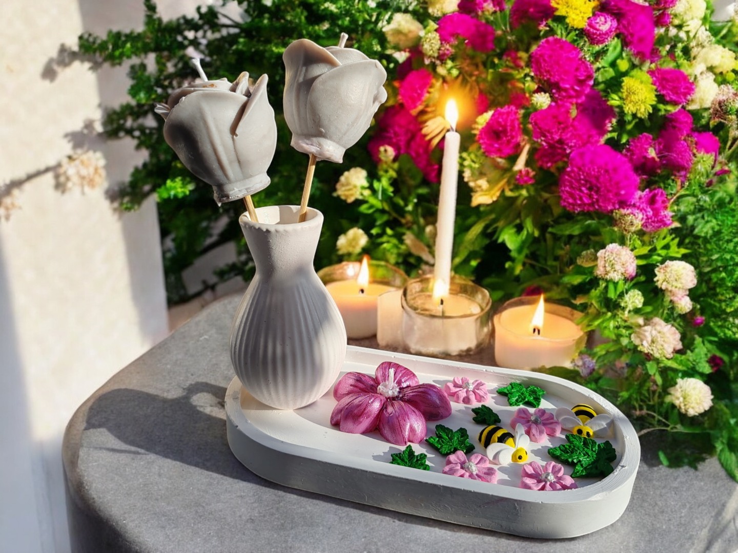 'Bahar Perisi'nin Bahçesi' Set - (Sunumluklu Vazoda Tasarım Gül Mum & Kiraz Çiçeği Mum & Arı-Çiçek-Yaprak Obje Set)