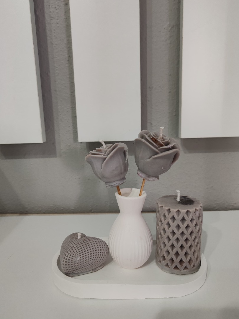Lyna’nın "Mocha Zarafeti" Koleksiyonu -  (Sunumluklu Vazoda Tasarım Gül Mum & Silindir Mum & Kalp Mum Set)