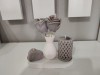 Lyna’nın "Mocha Zarafeti" Koleksiyonu -  (Sunumluklu Vazoda Tasarım Gül Mum & Silindir Mum & Kalp Mum Set)