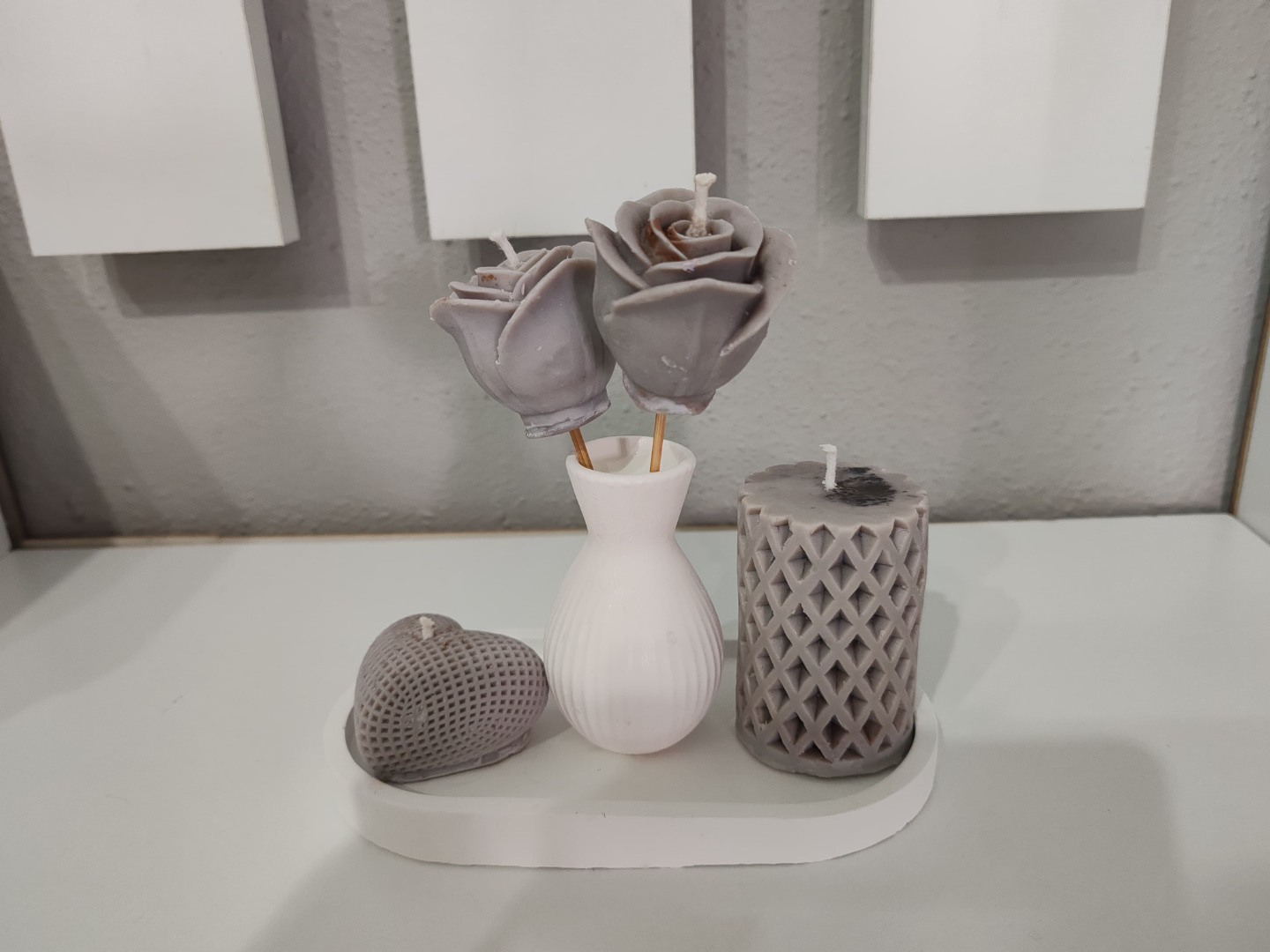 Lyna’nın "Mocha Zarafeti" Koleksiyonu -  (Sunumluklu Vazoda Tasarım Gül Mum & Silindir Mum & Kalp Mum Set)