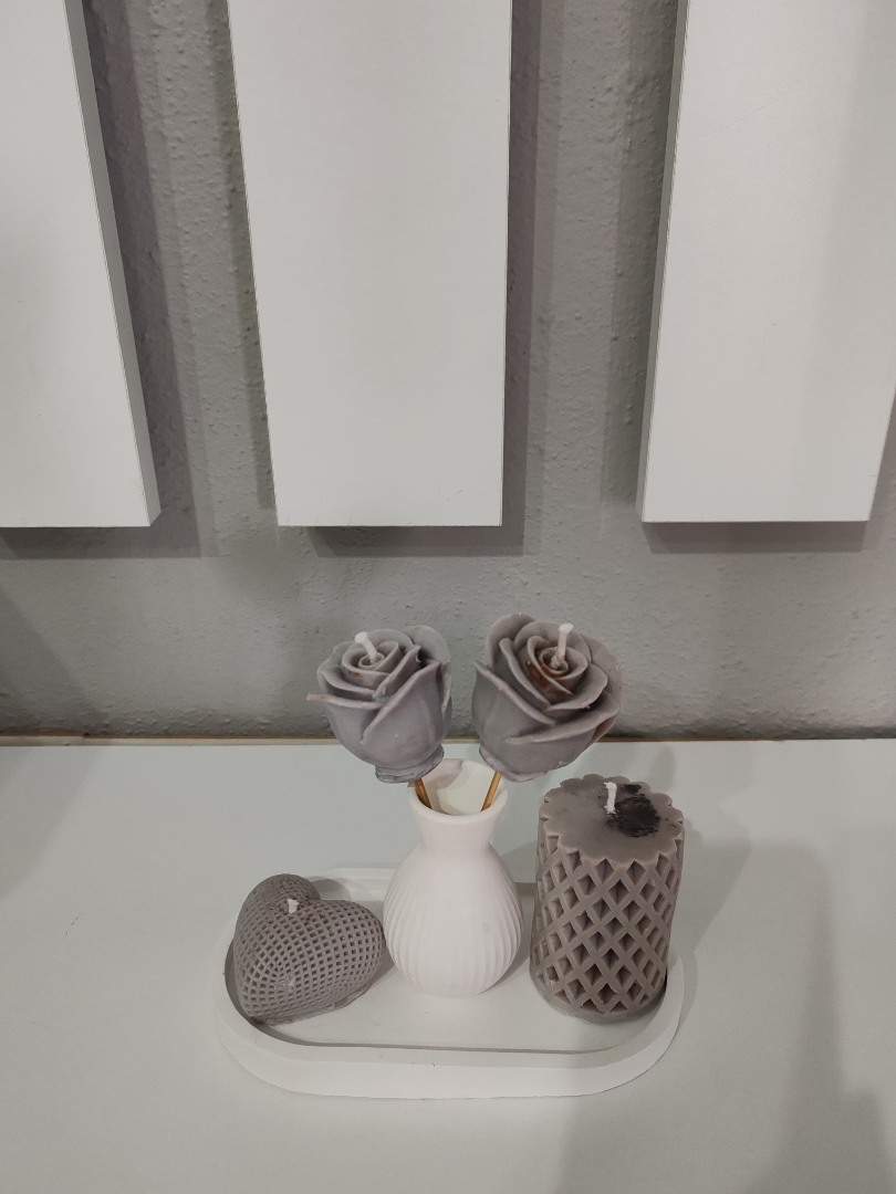 Lyna’nın "Mocha Zarafeti" Koleksiyonu -  (Sunumluklu Vazoda Tasarım Gül Mum & Silindir Mum & Kalp Mum Set)