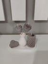 Lyna’nın "Mocha Zarafeti" Koleksiyonu -  (Sunumluklu Vazoda Tasarım Gül Mum & Silindir Mum & Kalp Mum Set)