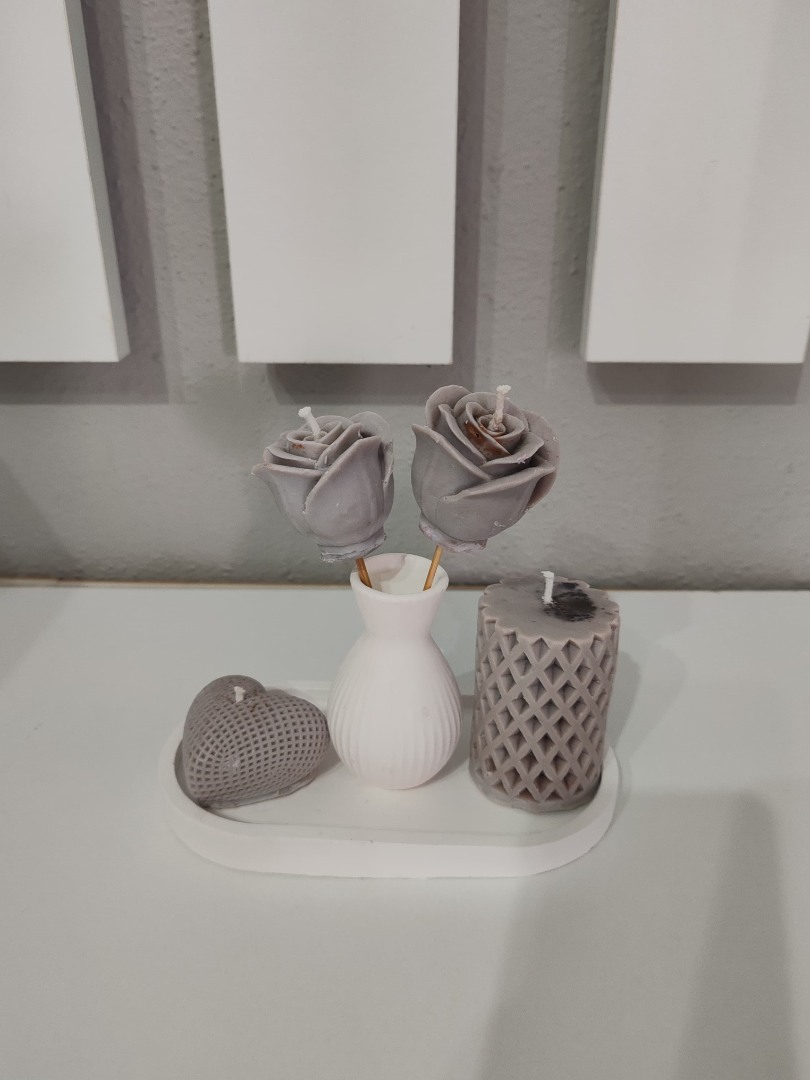 Lyna’nın "Mocha Zarafeti" Koleksiyonu -  (Sunumluklu Vazoda Tasarım Gül Mum & Silindir Mum & Kalp Mum Set)