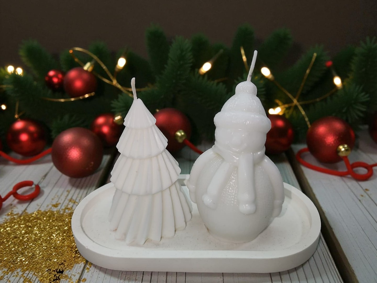 Sunumluklu İkili Yeni Yıl Dekoratif Kokulu Mum Seti (Kardan Adam- 9 cm Çam Ağacı)