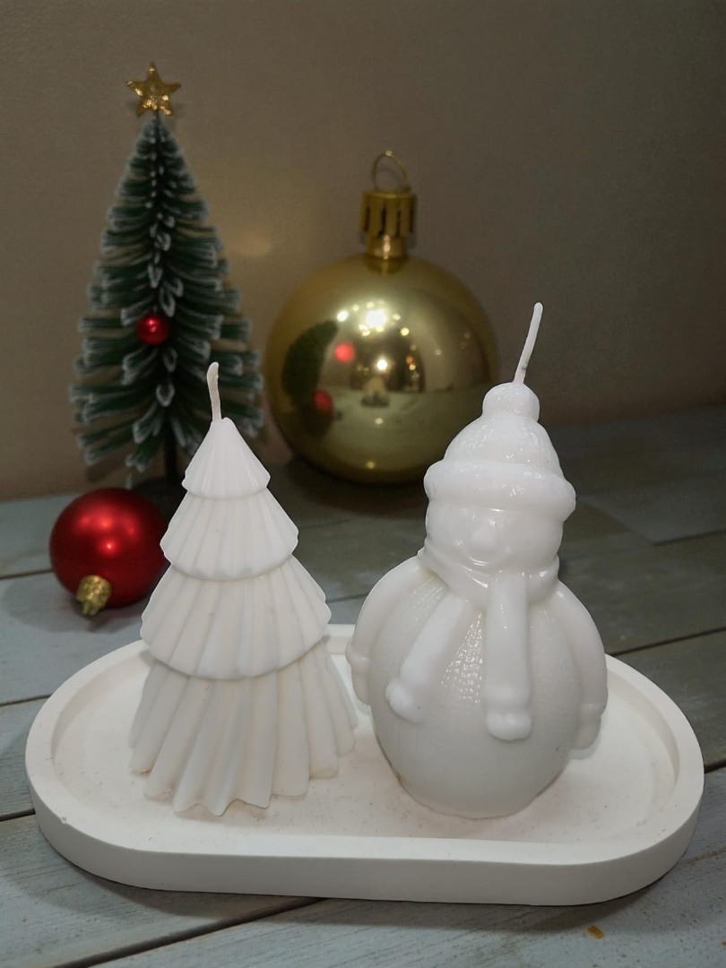 Sunumluklu İkili Yeni Yıl Dekoratif Kokulu Mum Seti (Kardan Adam- 9 cm Çam Ağacı)