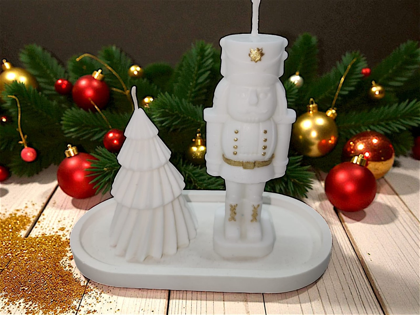 Sunumluklu İkili Yeni Yıl Dekoratif Kokulu Mum Seti (Kurşun Asker Fındıkkıran- 9cm Çam Ağacı)