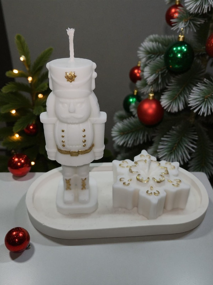 Sunumluklu İkili Yeni Yıl Dekoratif Kokulu Mum Seti (Kar Tanesi-Kurşun Asker Fındıkkıran)