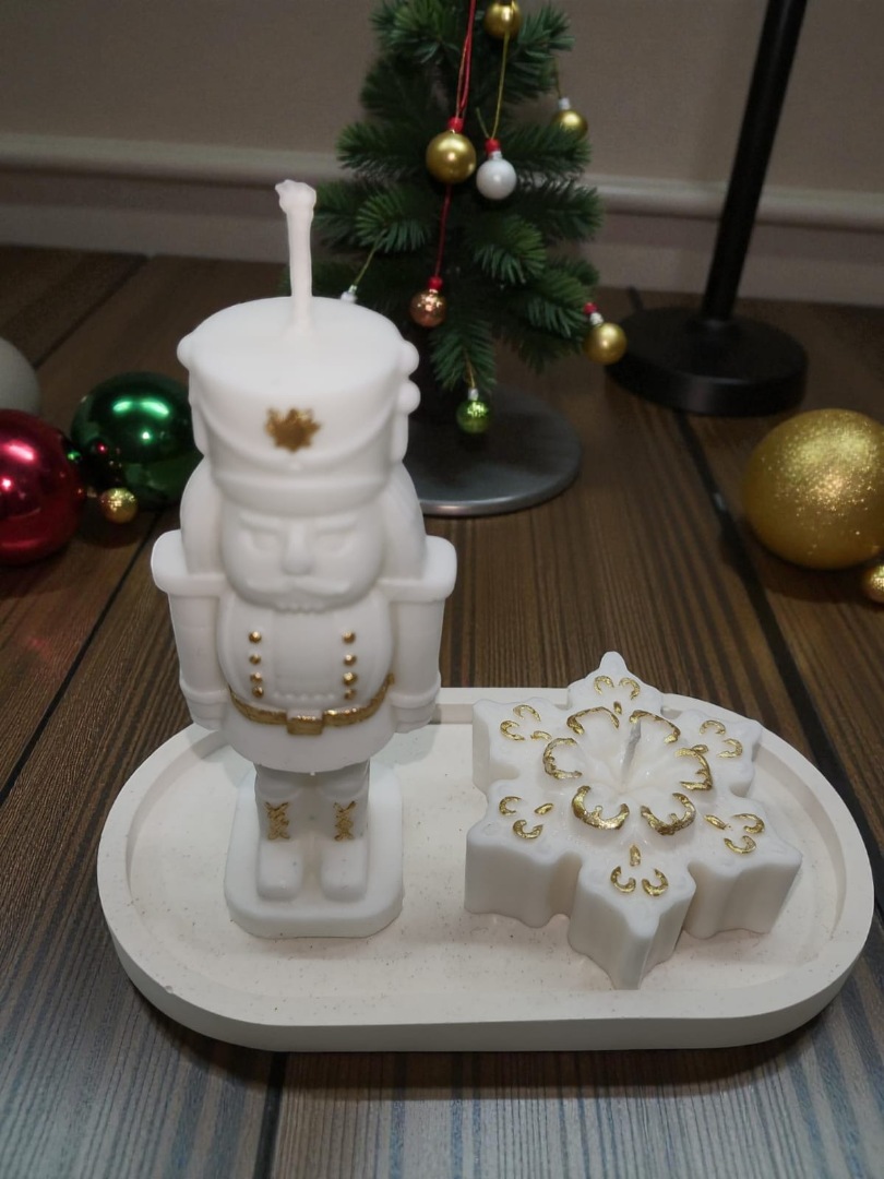 Sunumluklu İkili Yeni Yıl Dekoratif Kokulu Mum Seti (Kar Tanesi-Kurşun Asker Fındıkkıran)