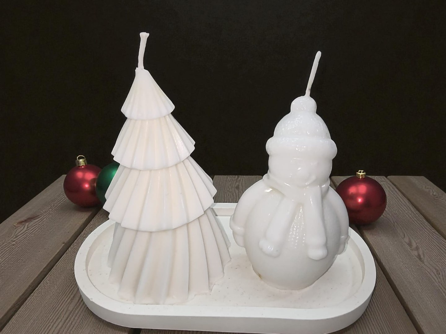 Sunumluklu İkili Yeni Yıl Dekoratif Kokulu Mum Seti (Kardan Adam-12cm Çam Ağacı)