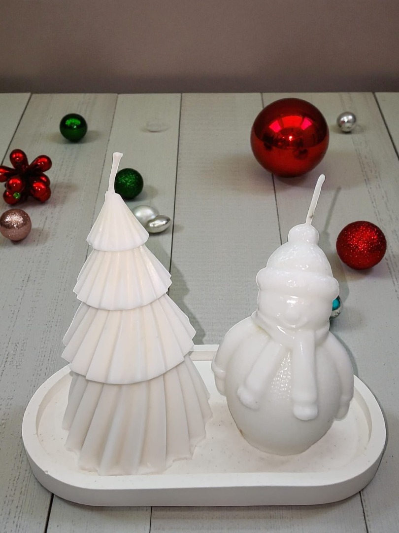 Sunumluklu İkili Yeni Yıl Dekoratif Kokulu Mum Seti (Kardan Adam-12cm Çam Ağacı)