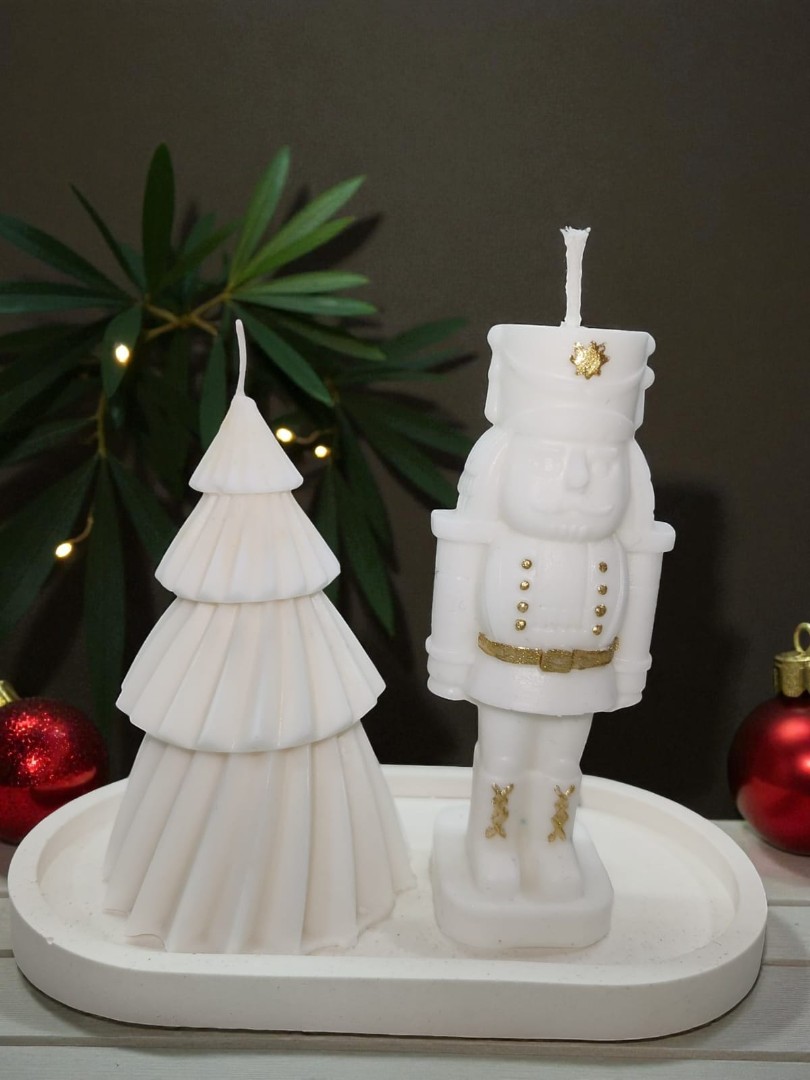 Sunumluklu İkili Yeni Yıl Dekoratif Kokulu Mum Seti (Kurşun Asker Fındıkkıran-12cm Çam Ağacı)