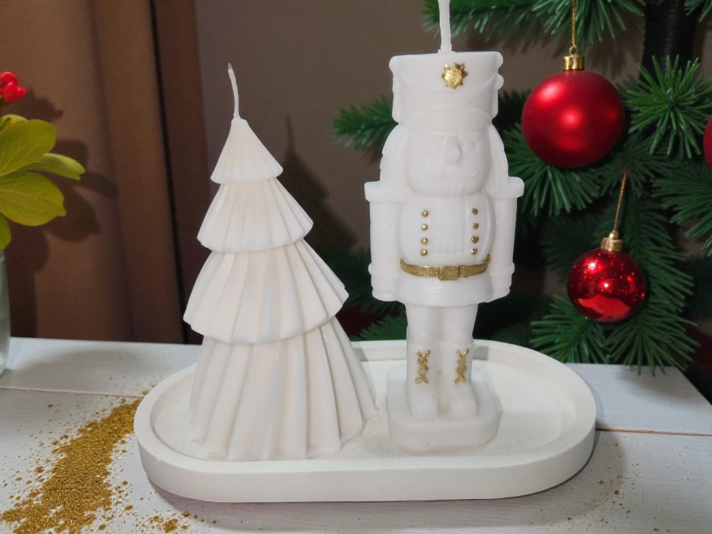 Sunumluklu İkili Yeni Yıl Dekoratif Kokulu Mum Seti (Kurşun Asker Fındıkkıran-12cm Çam Ağacı)