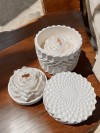 'Şakayık Işığında'  Set ( Kapaklı Kristal Desenli Şakayık Çiçeği Mum & Mini Sunumlukta Şakayık Mum)