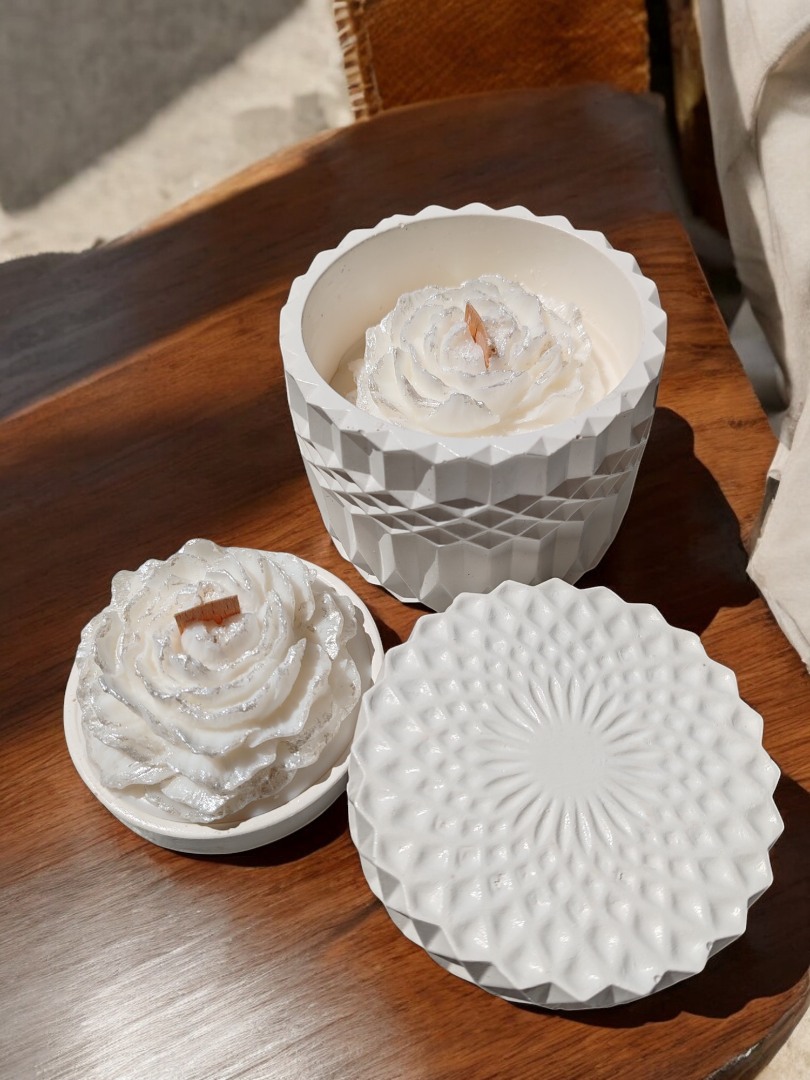 'Şakayık Işığında'  Set ( Kapaklı Kristal Desenli Şakayık Çiçeği Mum & Mini Sunumlukta Şakayık Mum)