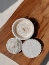 'Şakayık Işığında'  Set ( Kapaklı Kristal Desenli Şakayık Çiçeği Mum & Mini Sunumlukta Şakayık Mum)