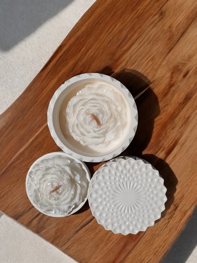 'Şakayık Işığında'  Set ( Kapaklı Kristal Desenli Şakayık Çiçeği Mum & Mini Sunumlukta Şakayık Mum)