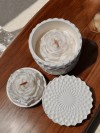 'Şakayık Işığında'  Set ( Kapaklı Kristal Desenli Şakayık Çiçeği Mum & Mini Sunumlukta Şakayık Mum)