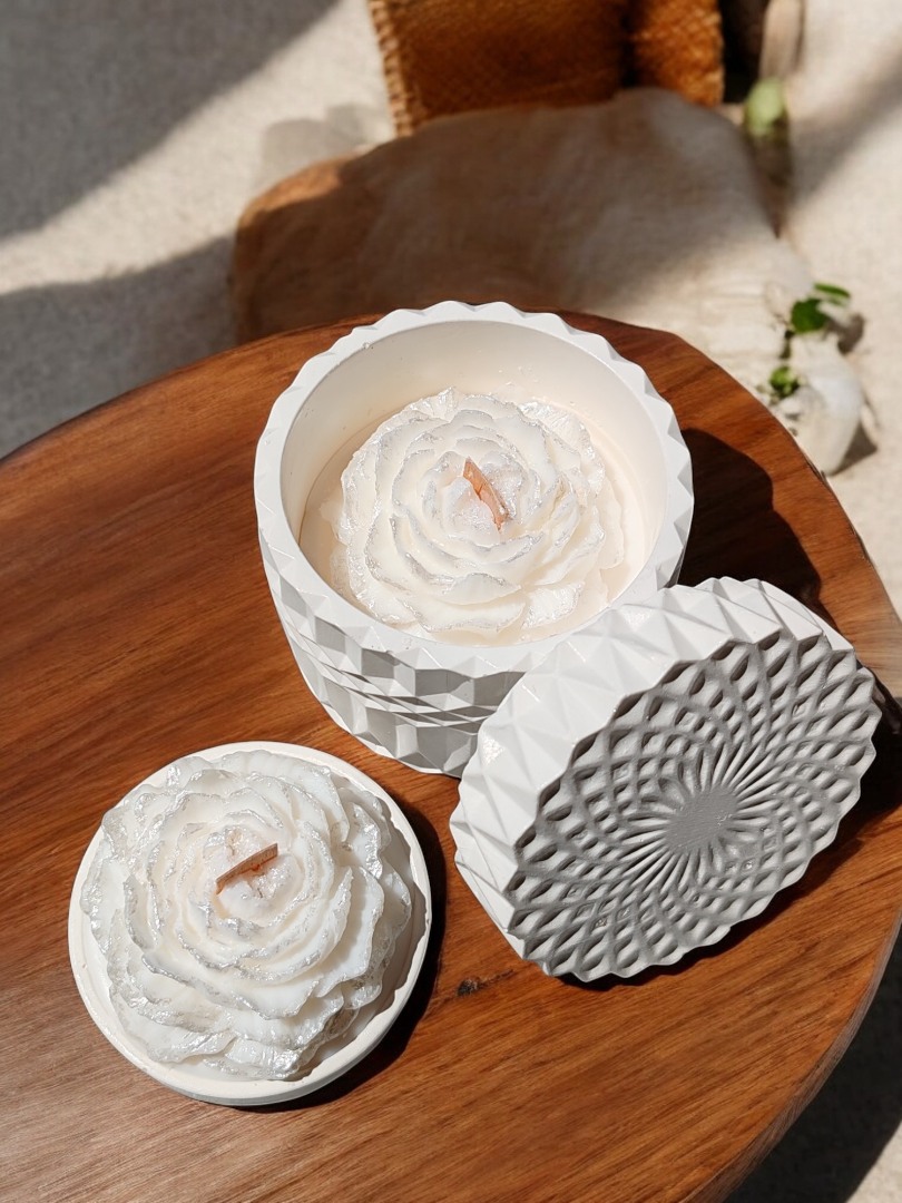 'Şakayık Işığında'  Set ( Kapaklı Kristal Desenli Şakayık Çiçeği Mum & Mini Sunumlukta Şakayık Mum)