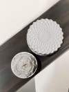 'Şakayık Işığında'  Set ( Kapaklı Kristal Desenli Şakayık Çiçeği Mum & Mini Sunumlukta Şakayık Mum)