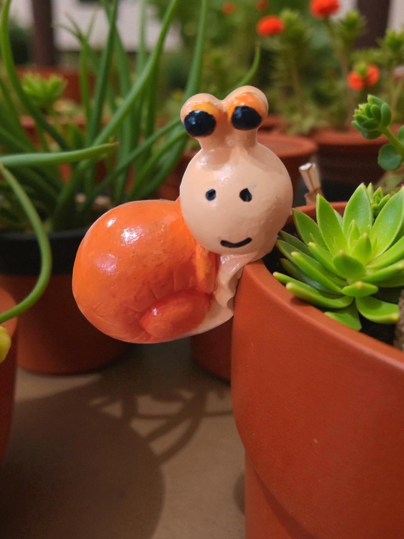 'Neşeli Saly' Salyangoz Saksı Süsü 6  (1 adet)